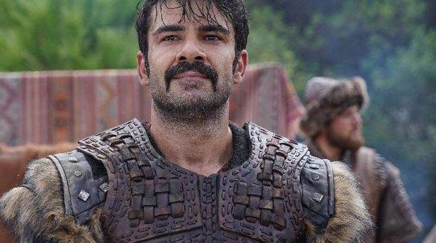 Dizi başlamadan yönetmenle kavga edip diziden ayrıldı! Binbir Gece Masalları'na Özgür Çevik dahil oldu