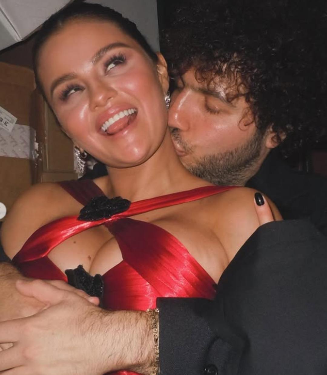 2025 SAG Ödülleri nde Selena Gomez e bir bakan bir daha baktı! Resmen eridi 1