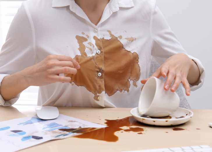 Kalabalık bir etkinliktesin ve içeceğin elbisenin üstüne döküldü... Nasıl hareket edersin?