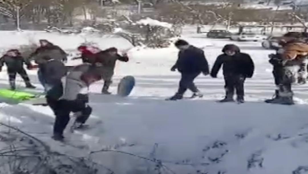 Ucuz kurtuldular: Bolu’da kayarken 3 metrelik çukura uçtular! Şambrelle kayak yaptılar hızları alamadılar… 1