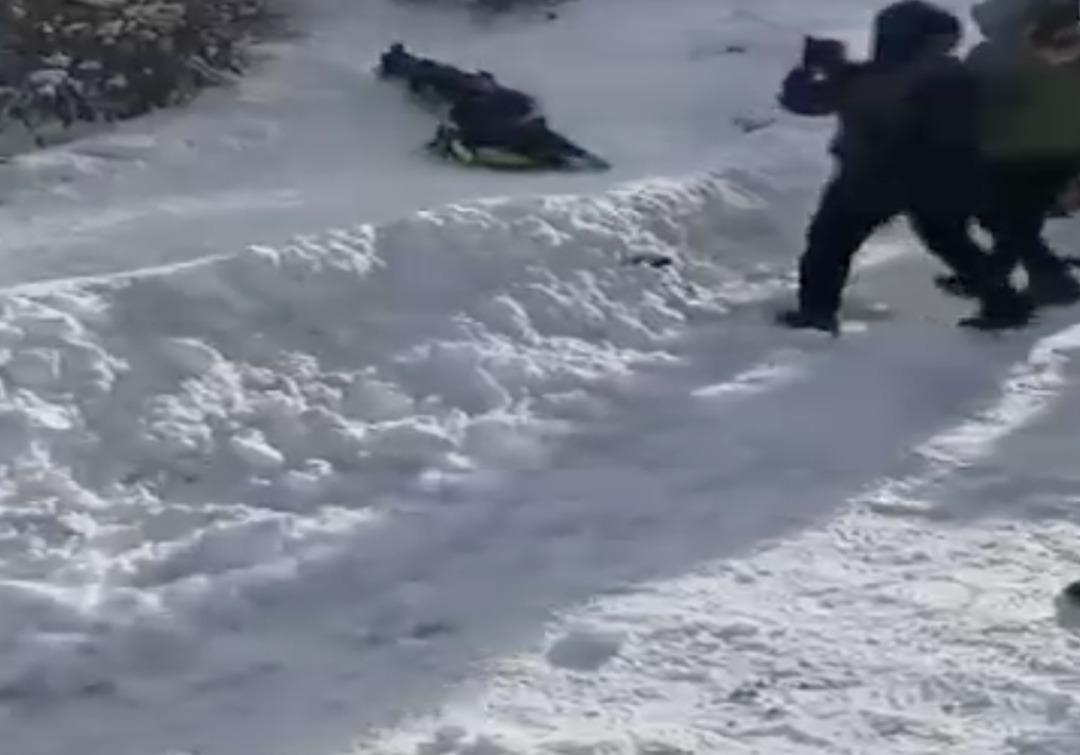 Ucuz kurtuldular: Bolu’da kayarken 3 metrelik çukura uçtular! Şambrelle kayak yaptılar hızları alamadılar… 4