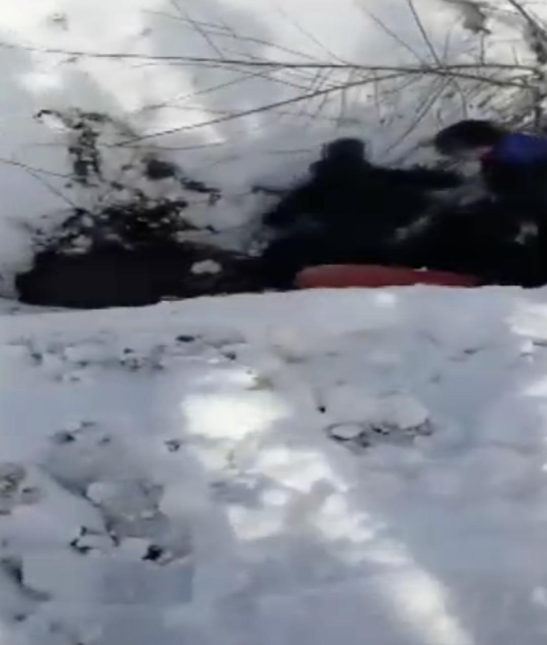 Ucuz kurtuldular: Bolu’da kayarken 3 metrelik çukura uçtular! Şambrelle kayak yaptılar hızları alamadılar… 6