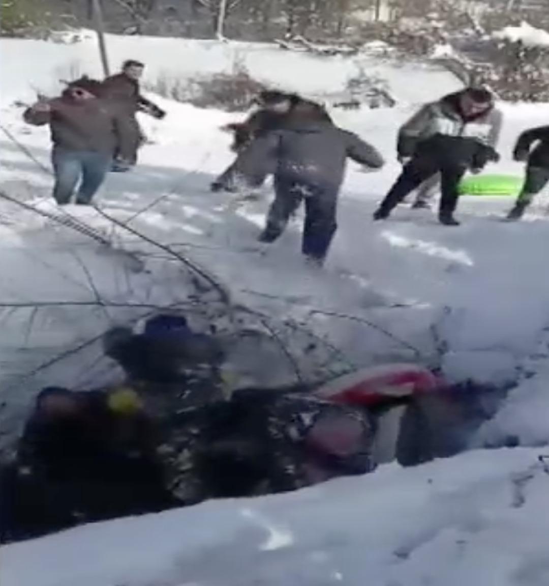 Ucuz kurtuldular: Bolu’da kayarken 3 metrelik çukura uçtular! Şambrelle kayak yaptılar hızları alamadılar… 5