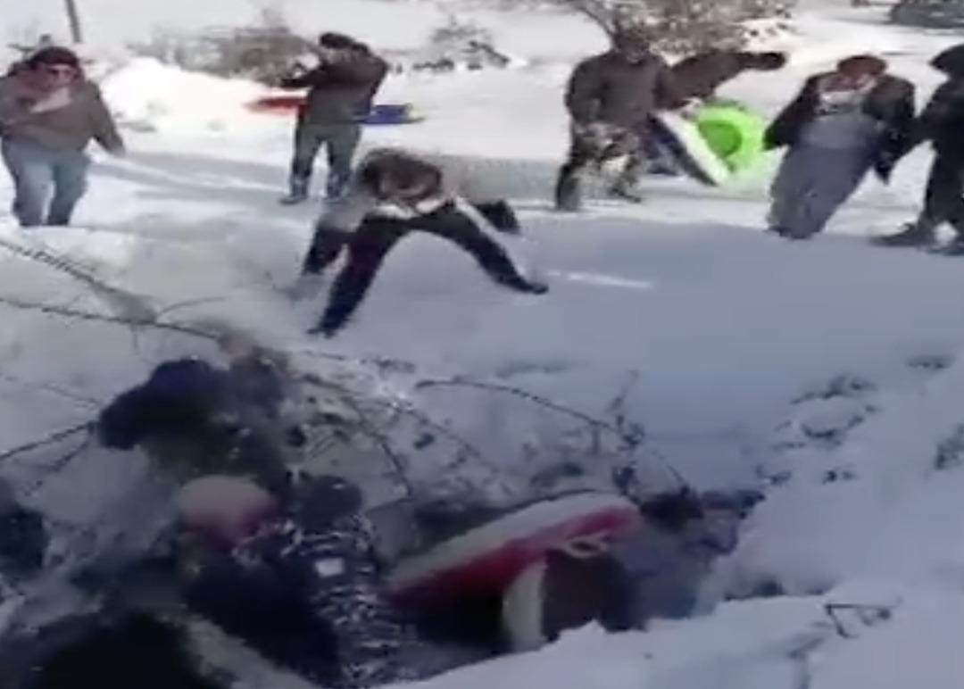 Ucuz kurtuldular: Bolu’da kayarken 3 metrelik çukura uçtular! Şambrelle kayak yaptılar hızları alamadılar… 3