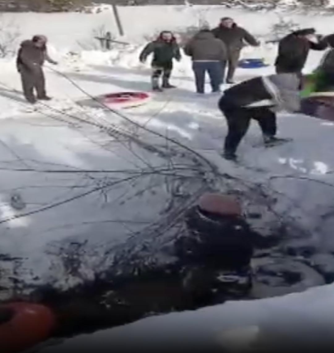 Ucuz kurtuldular: Bolu’da kayarken 3 metrelik çukura uçtular! Şambrelle kayak yaptılar hızları alamadılar… 2