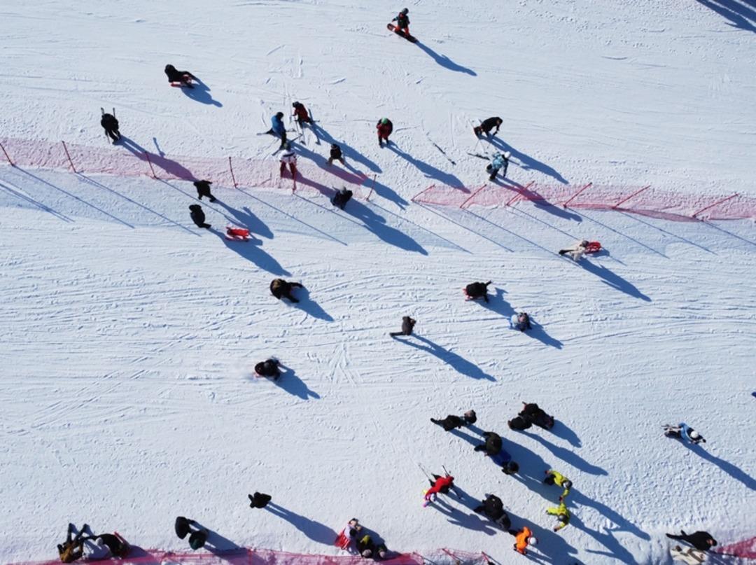 Ucuz kurtuldular: Bolu’da kayarken 3 metrelik çukura uçtular! Şambrelle kayak yaptılar hızları alamadılar… 7