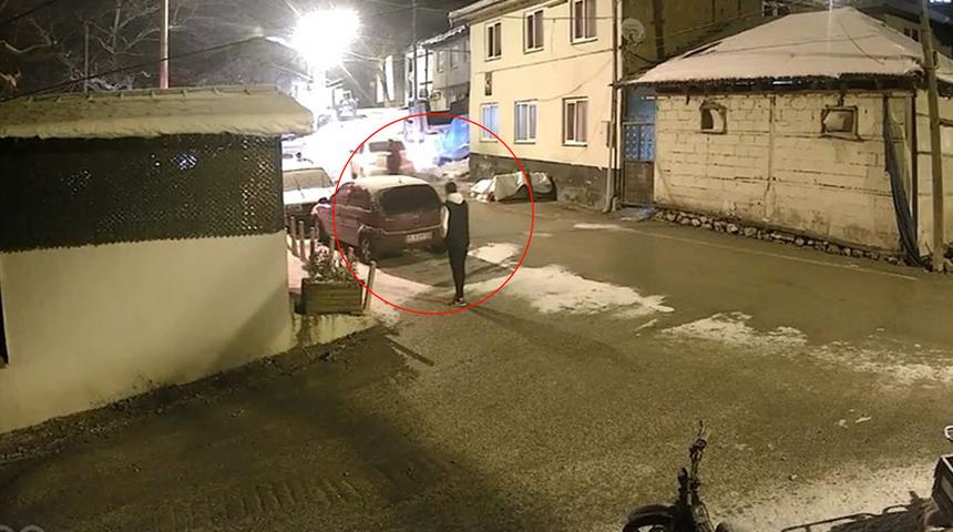 Sosyal medyada başlayan kavga kanlı hesaplaşmaya döndü! Daha önce kendisini bıçakla yaralayan kişiyi bulup kurşuna dizdi