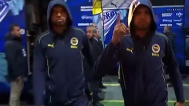 Fenerbahçe'nin yıldızı En-Nesyri'nin Galatasaray stadına girerken yaptığı hareket olay oldu! Sosyal medya yıkılıyor...