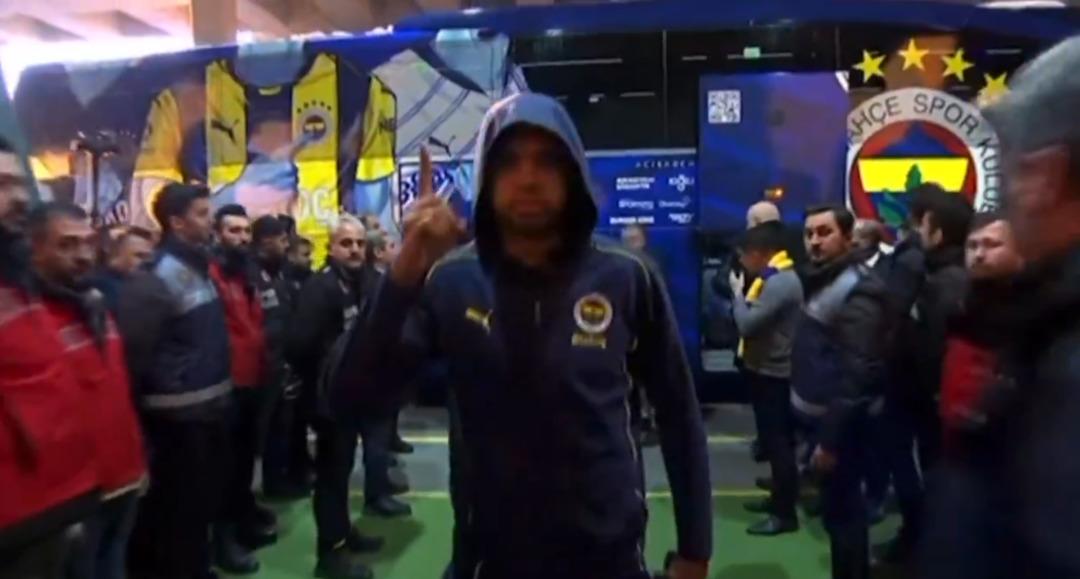 Fenerbahçe nin yıldızı En-Nesyri nin Galatasaray stadına girerken yaptığı hareket olay oldu! Sosyal medya yıkılıyor... 1