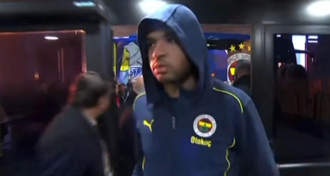 Fenerbahçe nin yıldızı En-Nesyri nin Galatasaray stadına girerken yaptığı hareket olay oldu! Sosyal medya yıkılıyor... 2