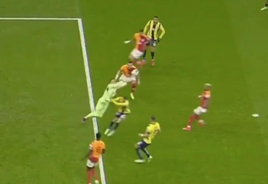 Galatasaray-Fenerbah&ccedil;e derbisinde 15. dakikada gol geldi ancak hakem Vincic iptal etti! İşte o pozisyon...