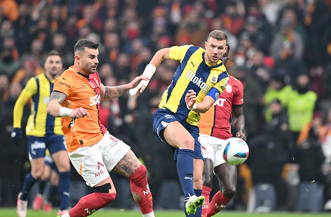 Galatasaray-Fenerbahçe maçı durdu! Fenerbahçeli taraftarlar meşaleleri Galatasaraylılara attı 1