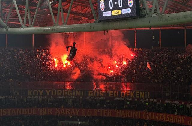 Galatasaray-Fenerbahçe maçı durdu! Fenerbahçeli taraftarlar meşaleleri Galatasaraylılara attı