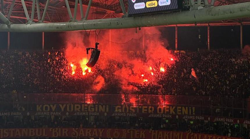 Galatasaray-Fenerbahçe maçı durdu! Fenerbahçeli taraftarlar meşaleleri Galatasaraylılara attı