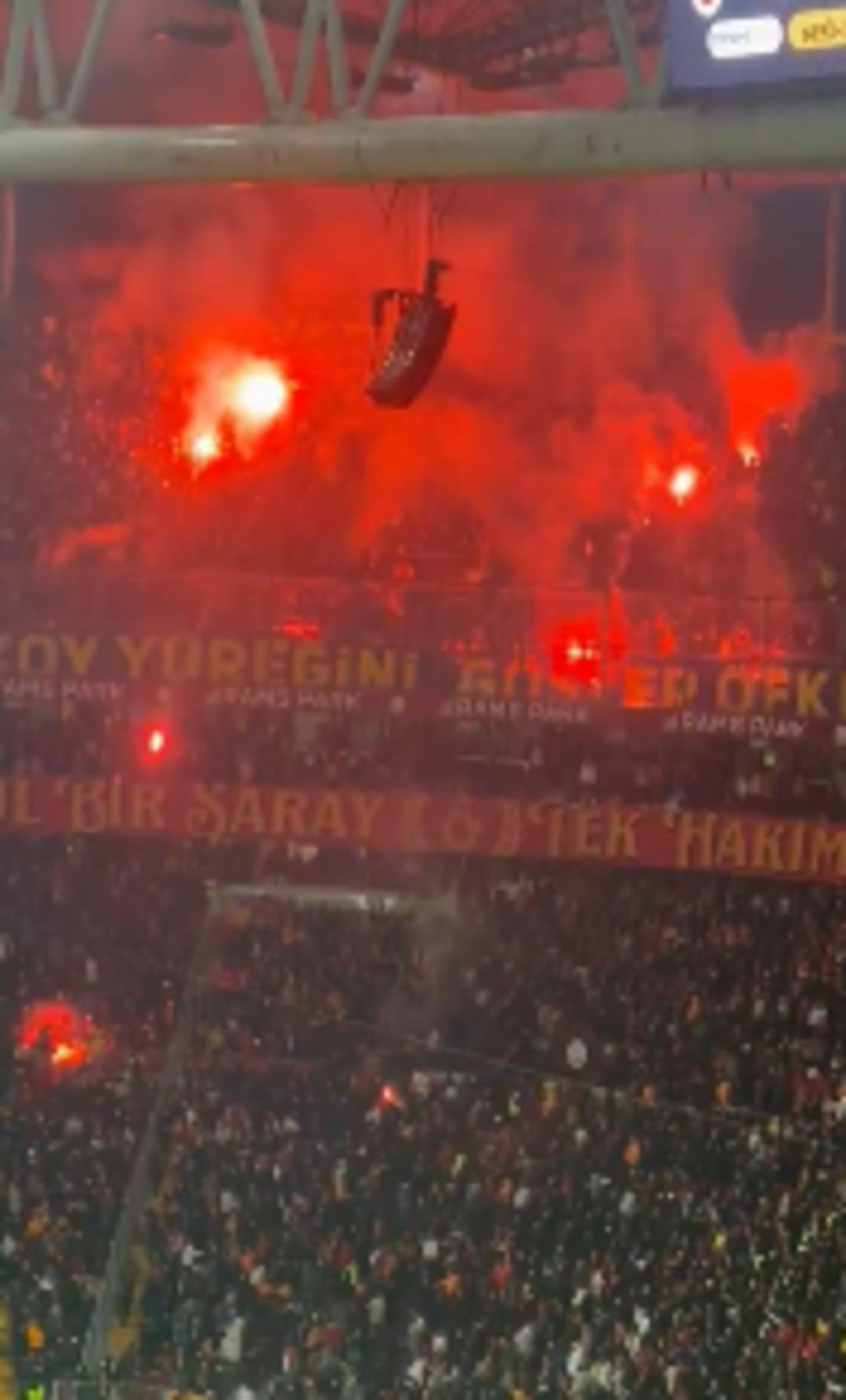 Galatasaray-Fenerbahçe maçı durdu! Fenerbahçeli taraftarlar meşaleleri Galatasaraylılara attı 2