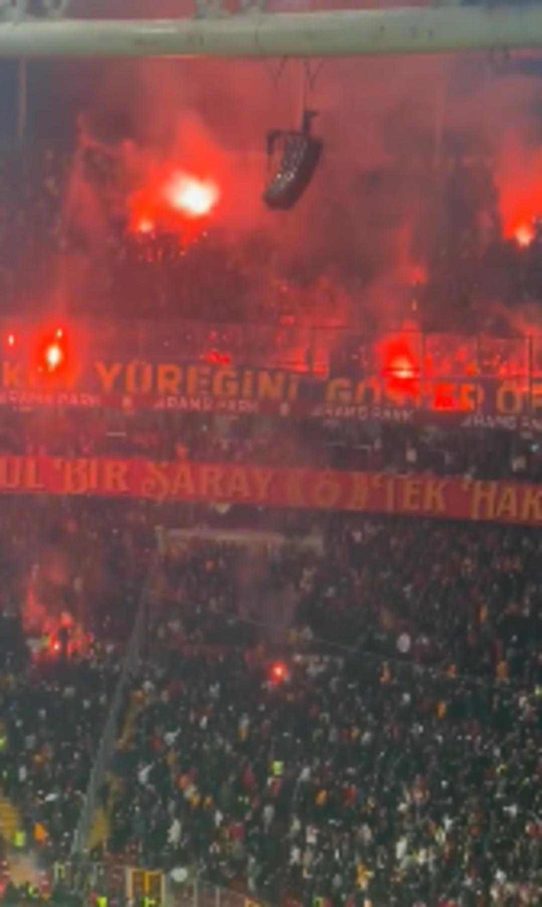 Galatasaray-Fenerbahçe maçı durdu! Fenerbahçeli taraftarlar meşaleleri Galatasaraylılara attı 3
