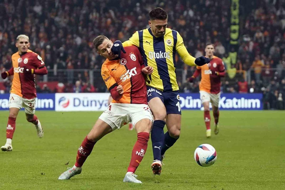 Zirve yarışında işler değişmedi, hesaplar masada aynı kaldı! Galatasaray ile Fenerbahçe sahadan eşitlikle ayrıldı... 4
