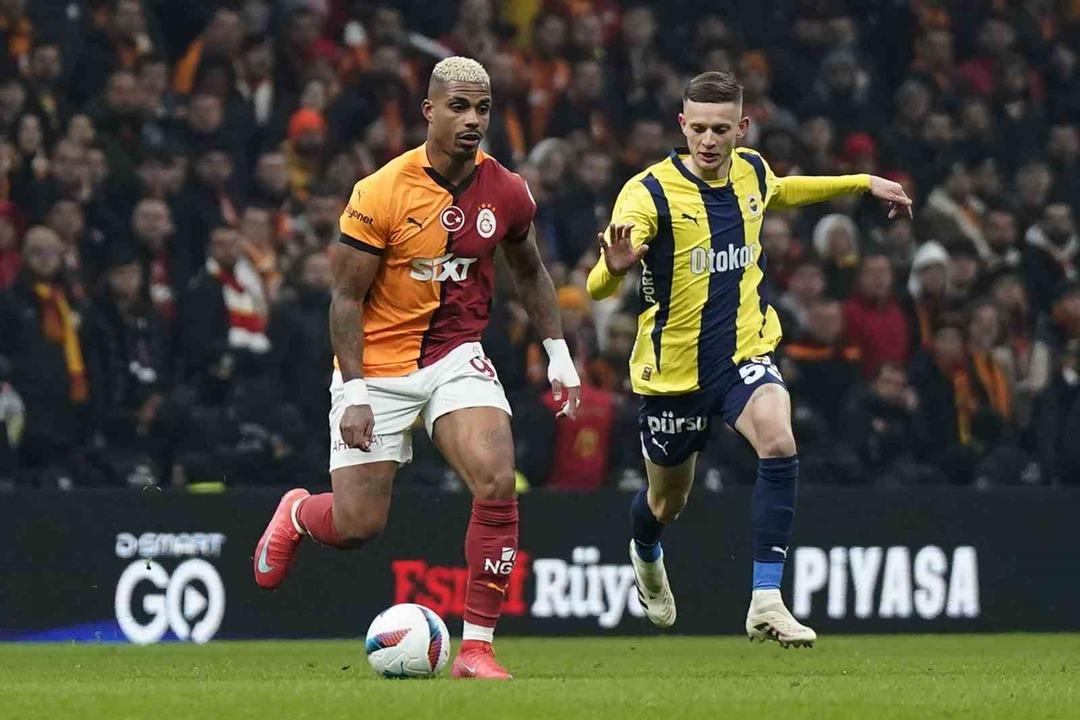 Zirve yarışında işler değişmedi, hesaplar masada aynı kaldı! Galatasaray ile Fenerbahçe sahadan eşitlikle ayrıldı... 3