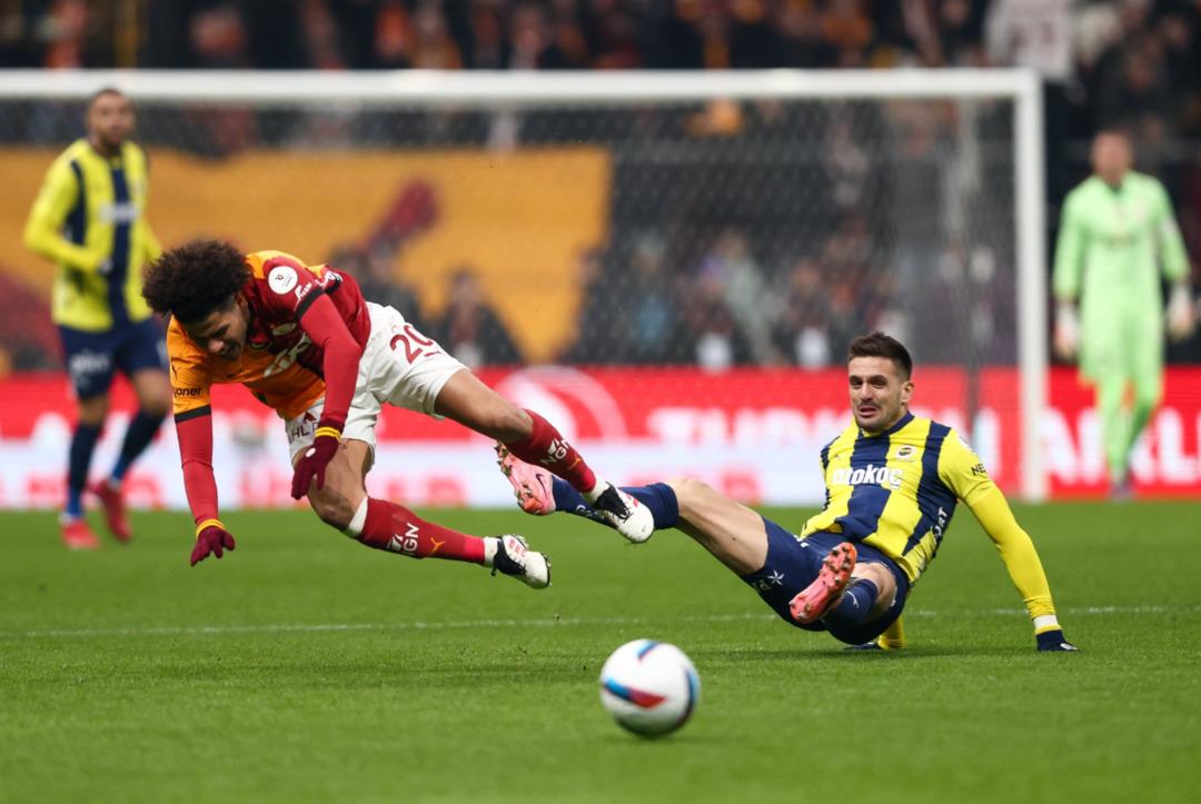 Zirve yarışında işler değişmedi, hesaplar masada aynı kaldı! Galatasaray ile Fenerbahçe sahadan eşitlikle ayrıldı... 2
