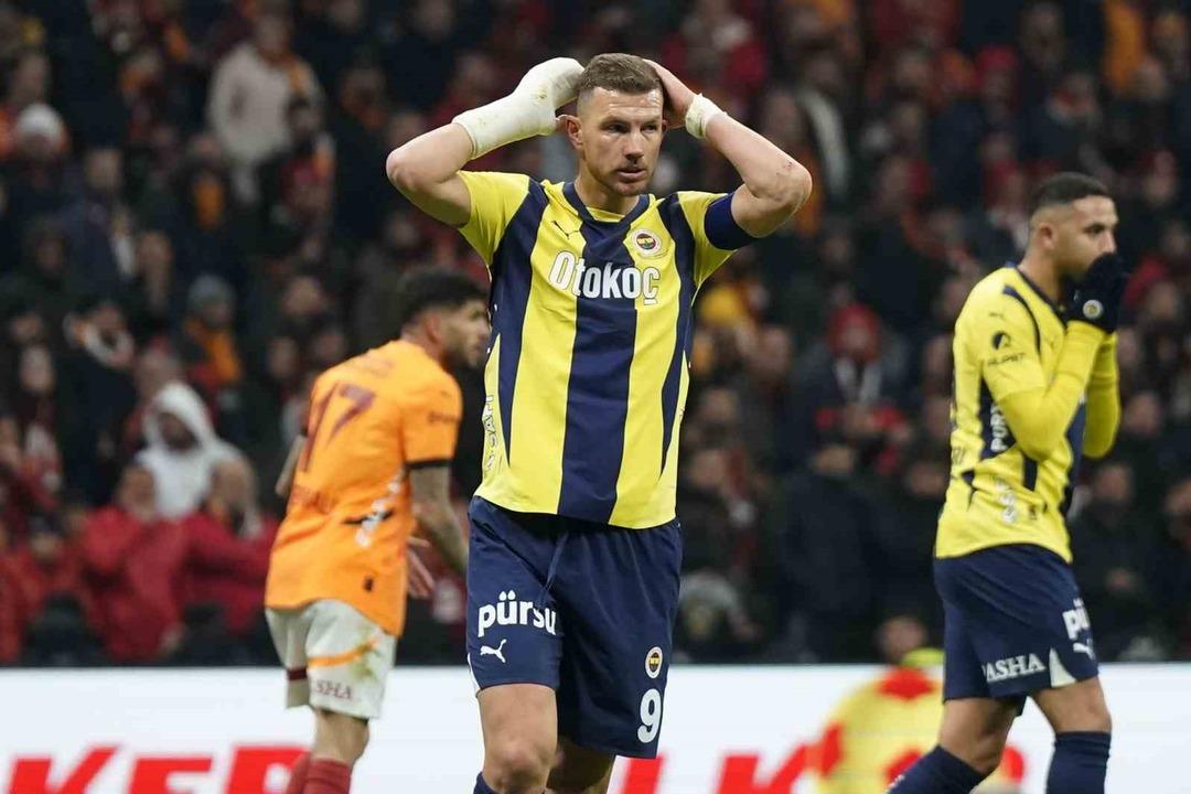 Zirve yarışında işler değişmedi, hesaplar masada aynı kaldı! Galatasaray ile Fenerbahçe sahadan eşitlikle ayrıldı... 1