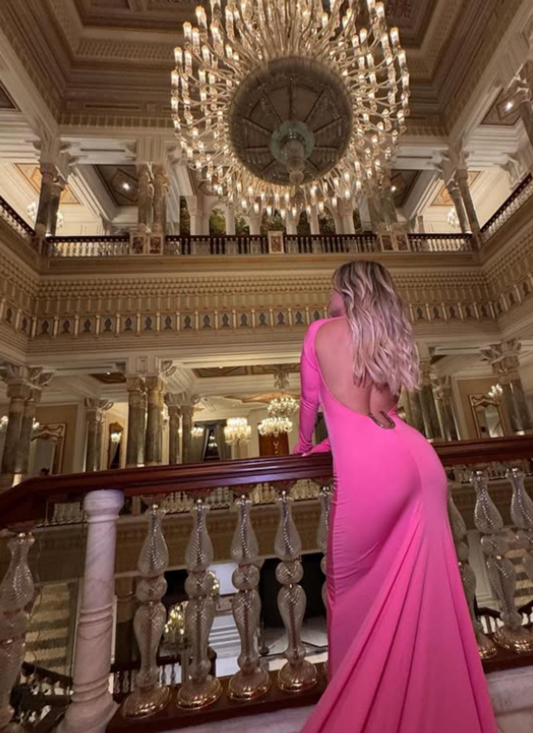 Wanda Nara  Yılın kadını  ödülünü İstanbul da aldı! Pembe elbisesiyle poz vermeye doyamadı: "Kalça çıkığı olacaksın" 1