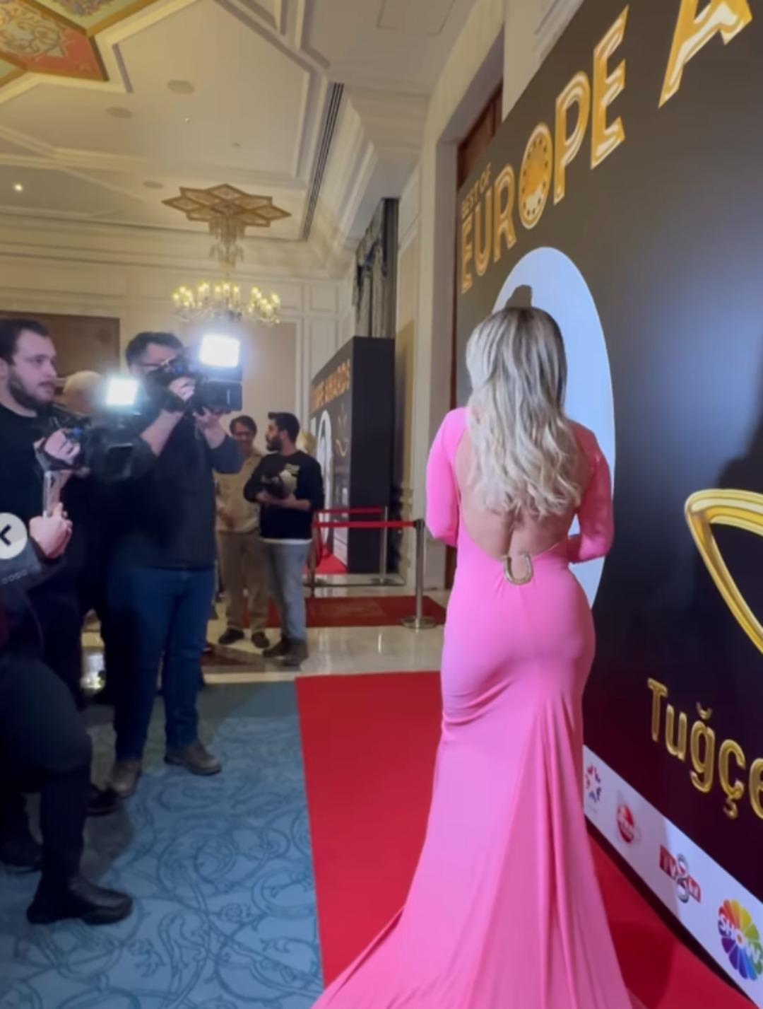 Wanda Nara  Yılın kadını  ödülünü İstanbul da aldı! Pembe elbisesiyle poz vermeye doyamadı: "Kalça çıkığı olacaksın" 3