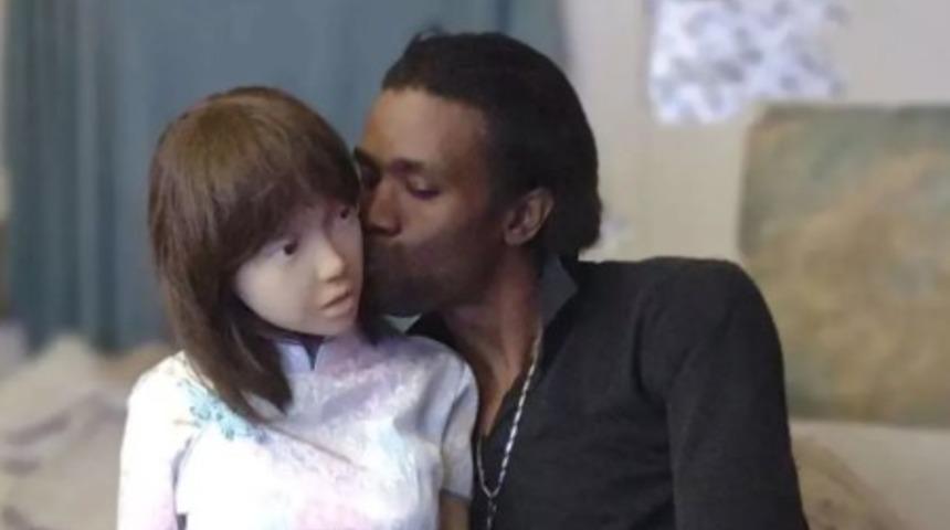 Sonunda bu da oldu! Yapay zekalı bir robotla evlendi: "İlişkimiz bir bilim kurgu filmi gibi"