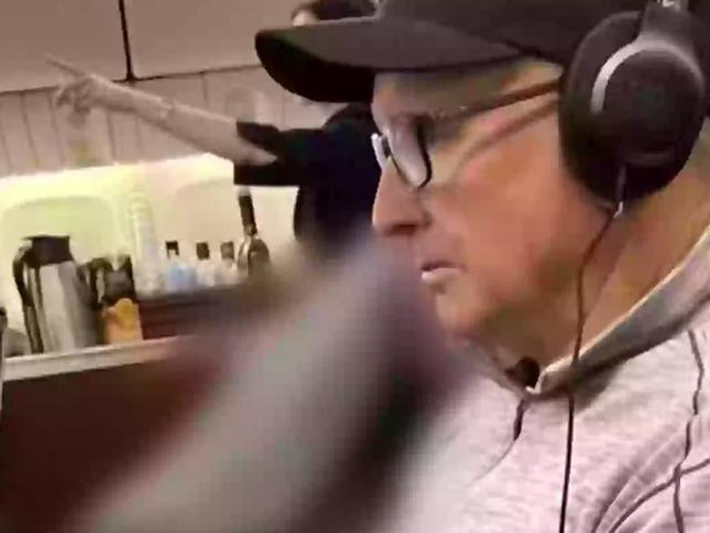 Uçuş sırasında vefat eden yolcuyu yanlarına oturttular! Gözlerinin önünde ölen yolcuyla tüm yolu yan yana gittiler: "Bunu izlemek yürek parçalayıcıydı"