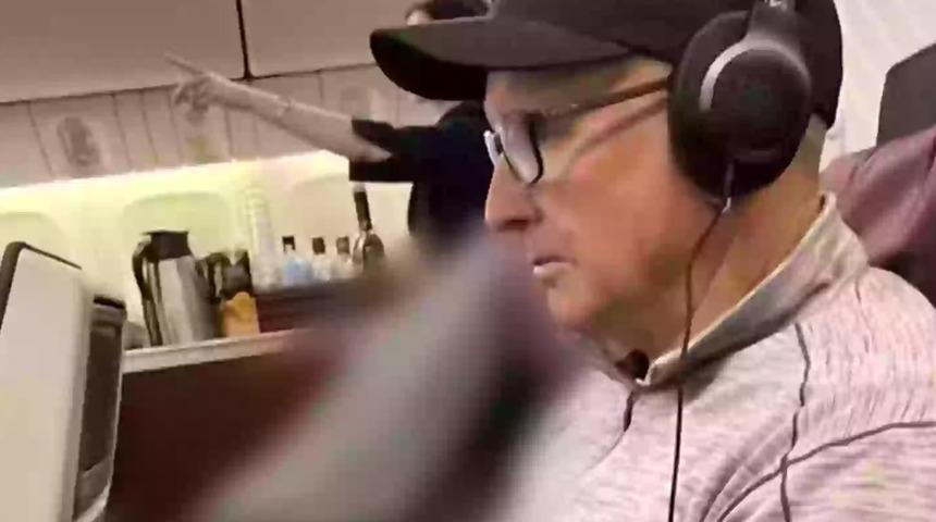 U&ccedil;uş sırasında vefat eden yolcuyu yanlarına oturttular! G&ouml;zlerinin &ouml;n&uuml;nde &ouml;len yolcuyla t&uuml;m yolu yan yana gittiler: "Bunu izlemek y&uuml;rek par&ccedil;alayıcıydı"