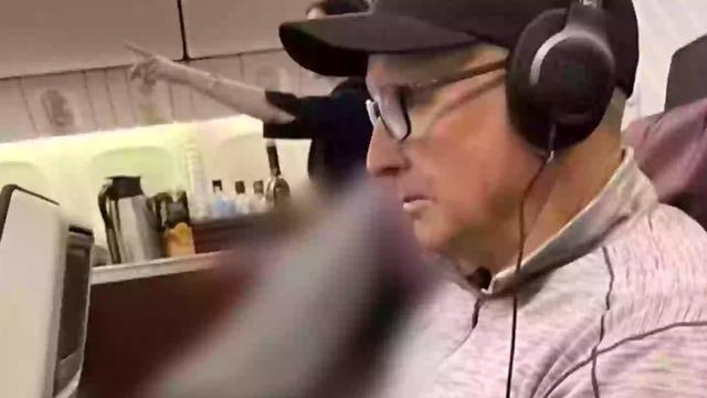 Uçuş sırasında vefat eden yolcuyu yanlarına oturttular! Gözlerinin önünde ölen yolcuyla tüm yolu yan yana gittiler: Bunu izlemek yürek parçalayıcıydı