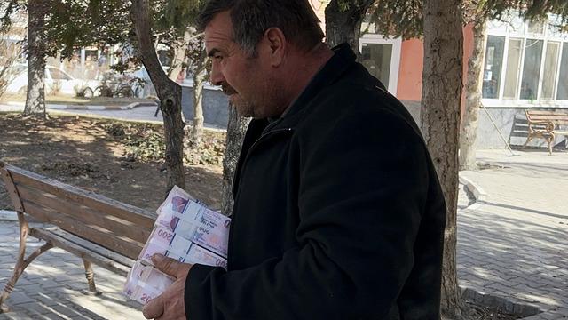 Hiç hesapta yokken hesabına 1 milyon 152 bin TL geldi! Evde otururken fark etti, bankadan çekip...