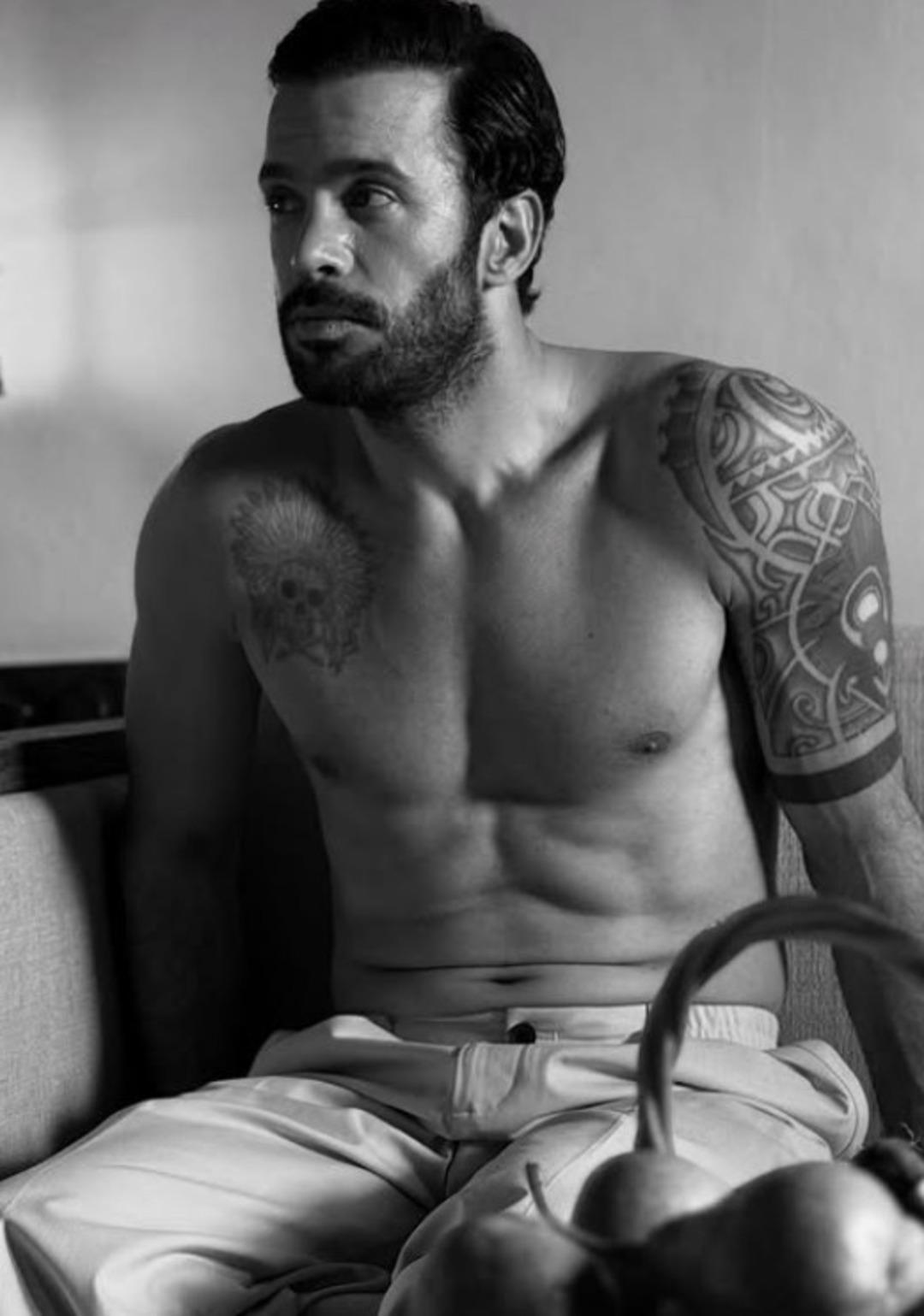 Rüzgara Bırak filmindeki ateşli sahneleri gündemdeydi! Barış Arduç üstsüz karesiyle sosyal medyayı salladı 1