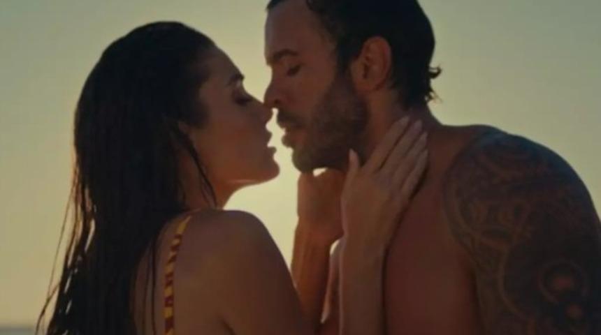 Rüzgara Bırak filmindeki ateşli sahneleri gündemdeydi! Barış Arduç üstsüz karesiyle sosyal medyayı salladı