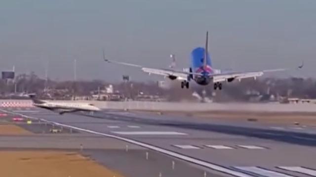ABD’de facianın eşiğinden dönüldü! Yolcu uçağı, piste giren jete çarpmaktan son anda kurtuldu