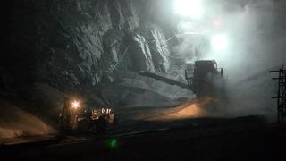 Gaziosmanpaşa'da panik anları! Yol çöktü, duvarları çatlayan 4 bina boşaltıldı