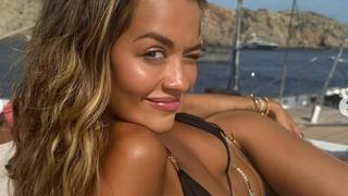 Rita Ora 45 dakika saunada kaldı, buz gibi havuza girdi! Minicik bikinisiyle pozları şaşkına çevirdi