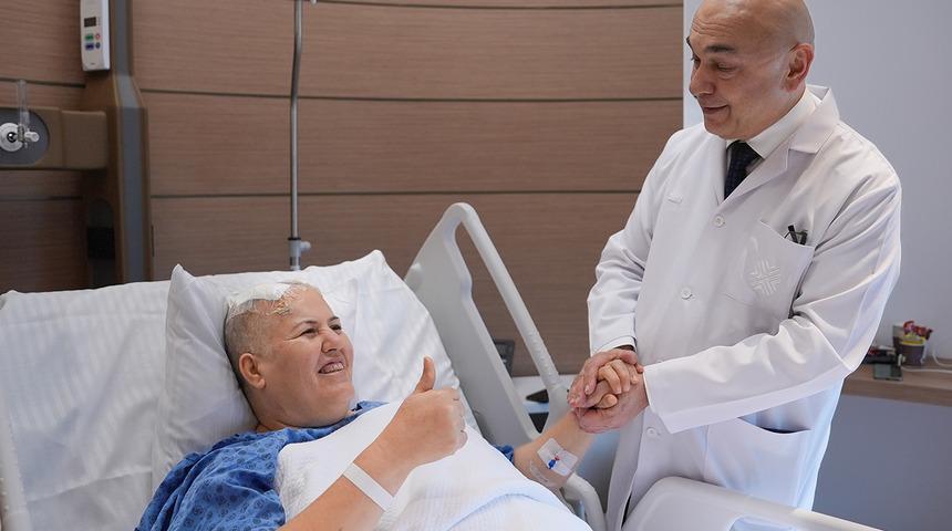 Guinnes rekortmeni Doç.Dr. Ali Zırh 2000'inci parkinson ameliyatını yaptı