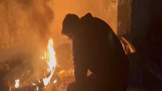 Ölümden döndü... Ateş yaktığı binayı alevler sardı, yardıma gelenlere Evime izinsiz giriyorsunuz diyerek bağırdı! 