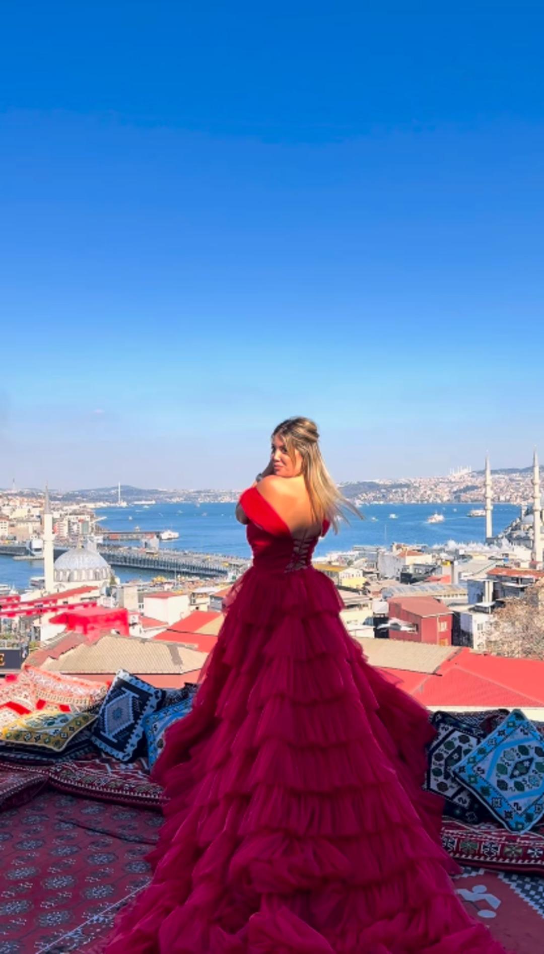 Wanda Nara nın o pozlarını gören Yasmin Erbil: Sinirim bozuldu 1