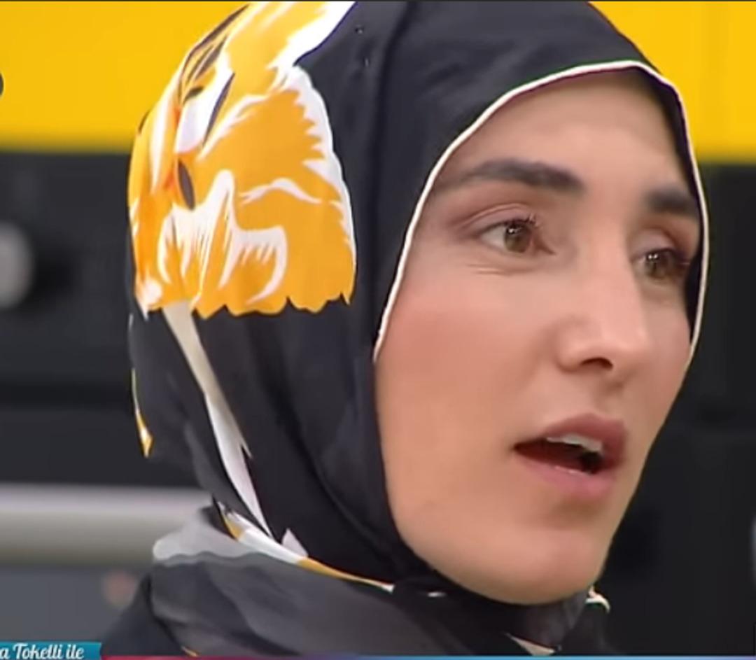 Ayşe Ekiz Esra Tokelli nin konuğu oldu! Estetikli g&ouml;r&uuml;n&uuml;m&uuml;ne yorum yağdı: Doğal kal! 1