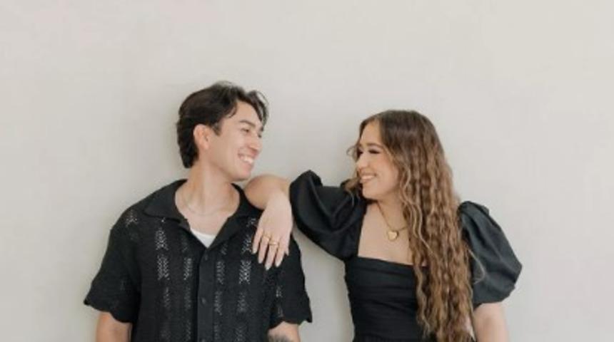 Arabaya d&uuml;şen evlilik y&uuml;z&uuml;ğ&uuml;n&uuml; bulabilmek i&ccedil;in canla başla m&uuml;cadele etti! Arabasını par&ccedil;aladı, didik didik aradı