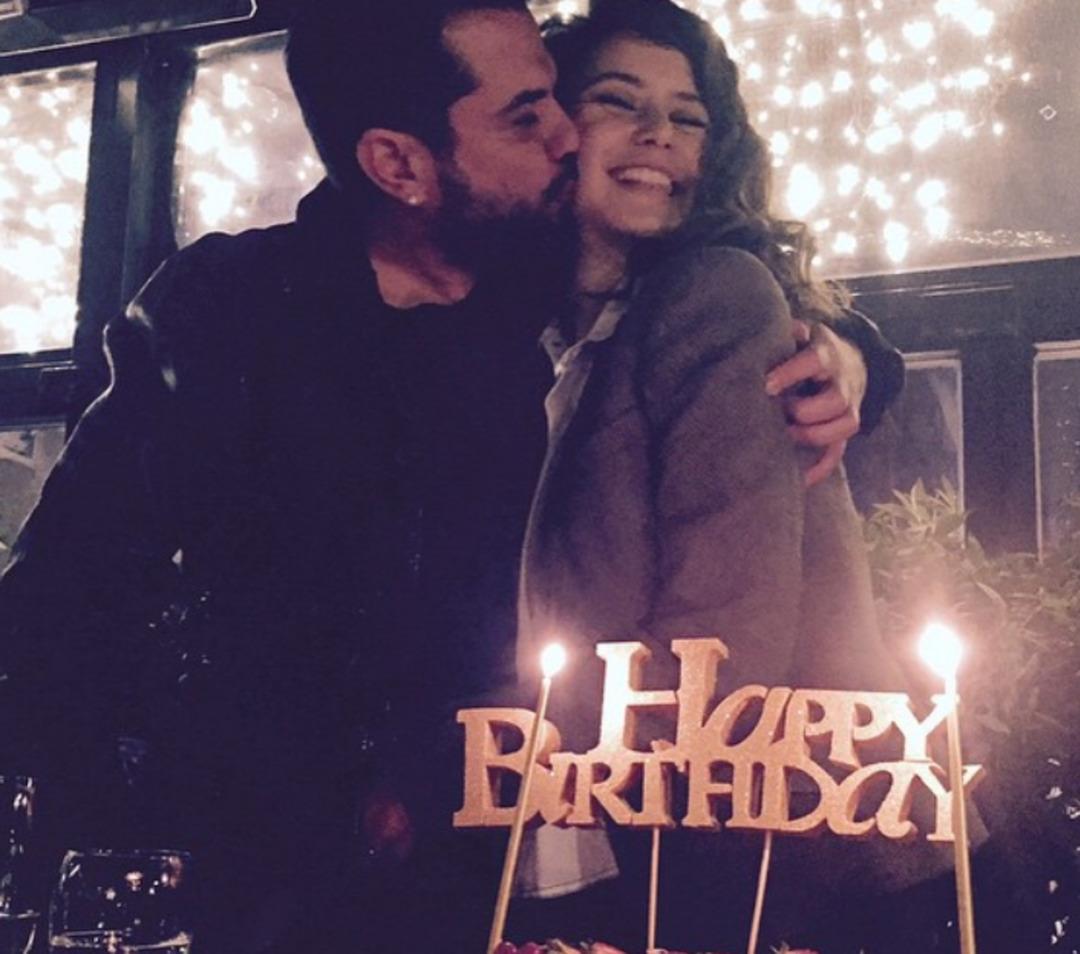 Kenan Doğulu eşi Beren Saat ile dudak dudağa pozlarını paylaştı! "İyi ki hayatıma girmişsin" 1