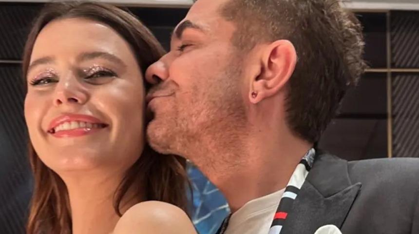 Kenan Doğulu eşi Beren Saat ile dudak dudağa pozlarını paylaştı! "İyi ki hayatıma girmişsin"