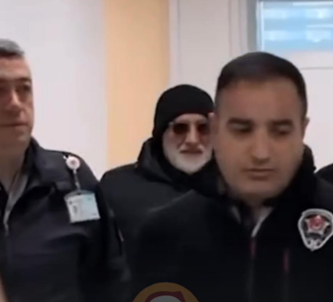 Yönetmen Sinan Çetin polis eşliğinde ifade vermeye geldi! "Bu kadar saçma bir şey görmedim” 1