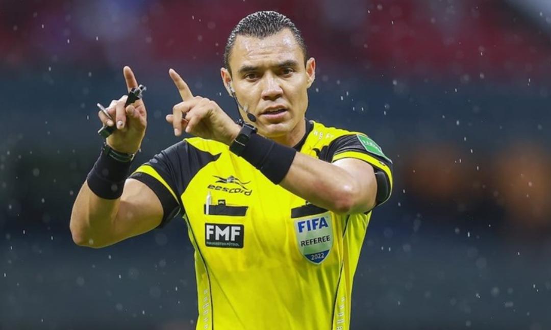 Maçın bitiş düdüğü çalınca hakem Messi nin yanına gitti, formasını istedi! Başı derde girdi 1