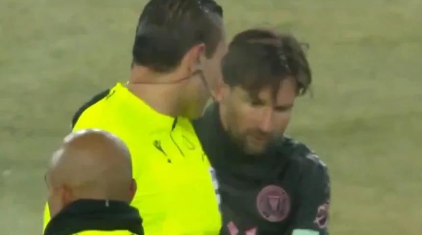 Maçın bitiş düdüğü çalınca hakem Messi'nin yanına gitti, formasını istedi! Başı derde girdi