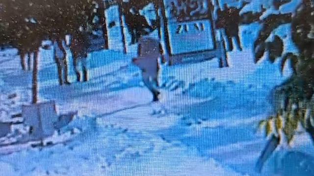 Karda ayağı kayıp düşen adam hayatını kaybetti! O anlar güvenlik kamerasına yansıdı