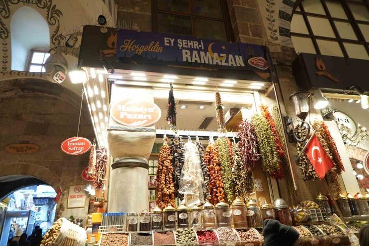 Eminönü'nde 11 ayın sultanı 'Ramazan' hareketliliği başladı! İlk sahur öncesindeki alışveriş görüntülendi G1