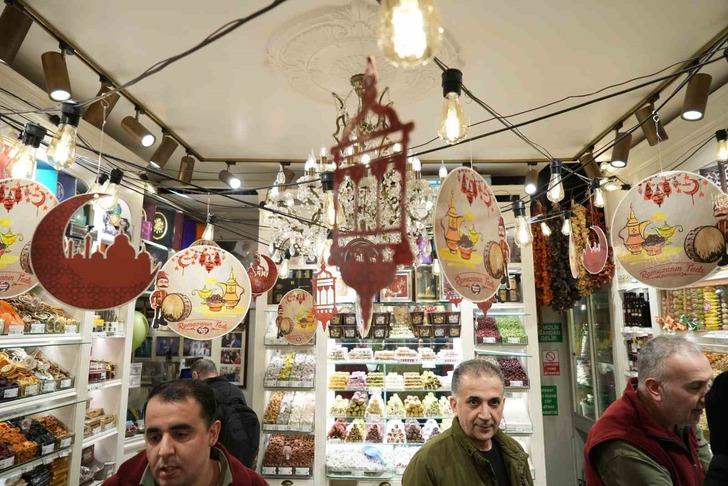 Eminönü'nde 11 ayın sultanı 'Ramazan' hareketliliği başladı! İlk sahur öncesindeki alışveriş görüntülendi G2
