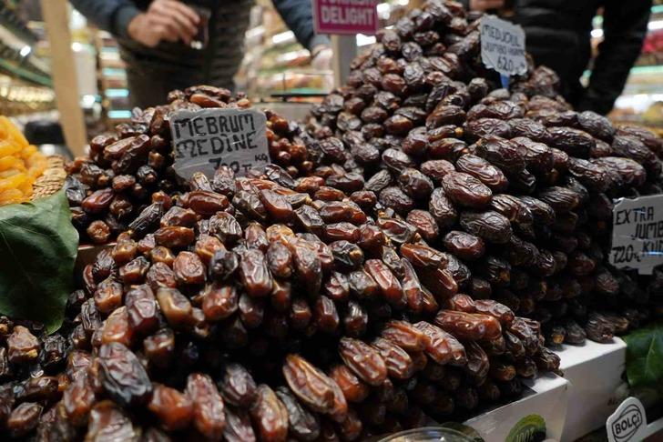 Eminönü'nde 11 ayın sultanı 'Ramazan' hareketliliği başladı! İlk sahur öncesindeki alışveriş görüntülendi G3